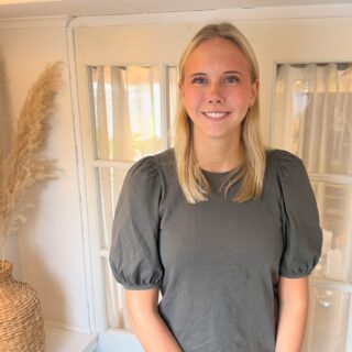Här är My som går sista året på frisörlinjen ✨

Hon kommer att vara på salongen onsdag-fredagar och erbjuder 50% på alla behandlingar.
Boka din tid på www.salongenfordig.se eller ring oss på 0660-98 100.

Välkomna!